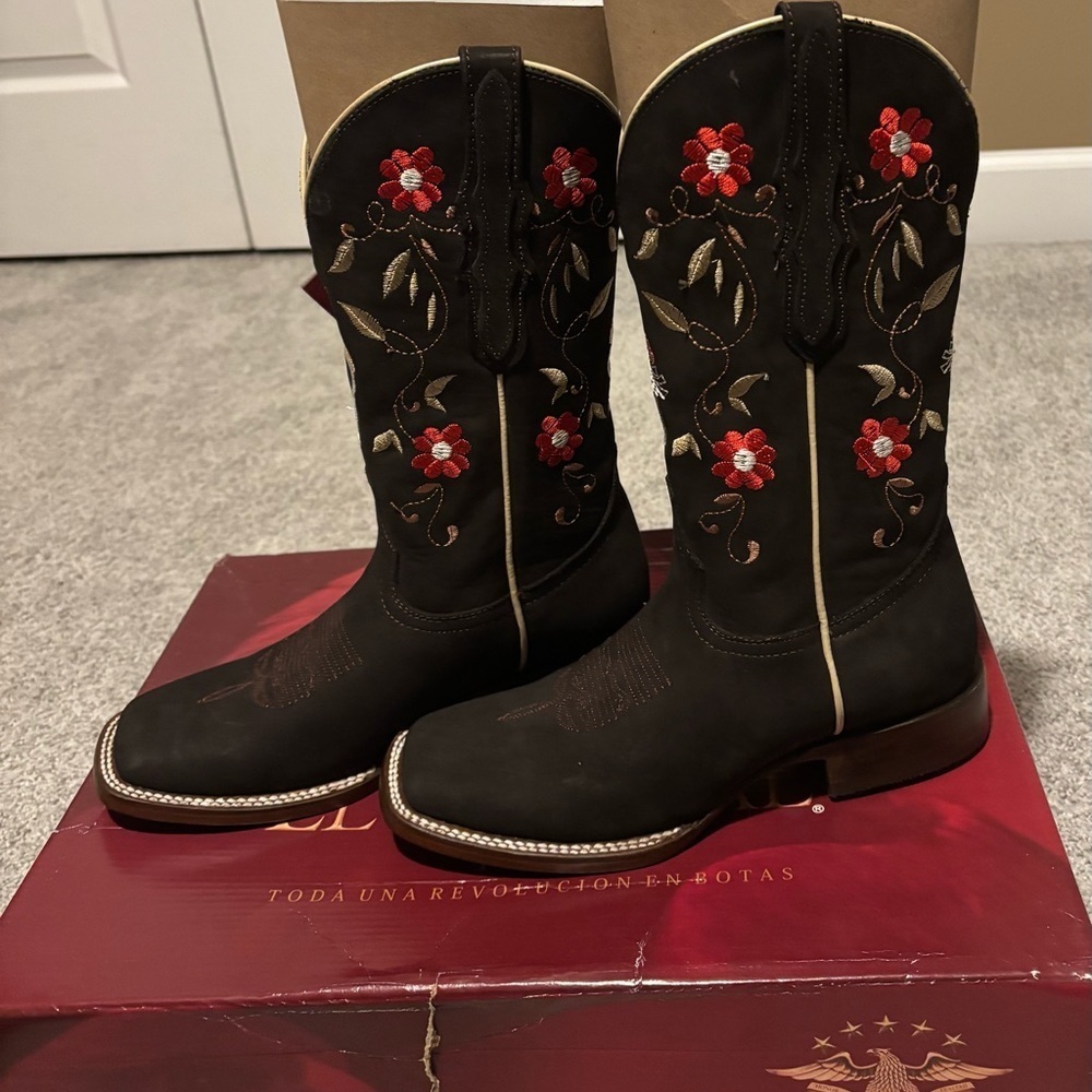 El General Brown and Red Embroidered Heeled Boots - Picture 2 of 9